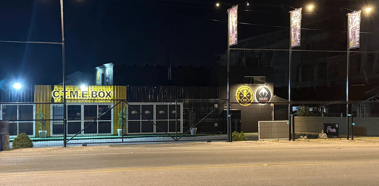 Fachada do CTME Box à noite